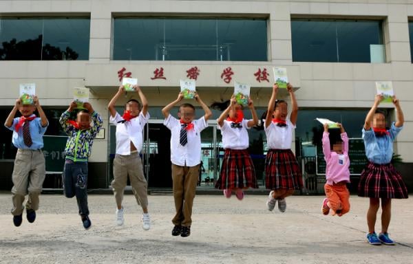 #โรงเรียนริบบิ้นแดง #ซานซี
ที่เมืองหลินเฝิน มณฑลซานซี มี “โรงเรียนริบบิ้นแดง” แห…