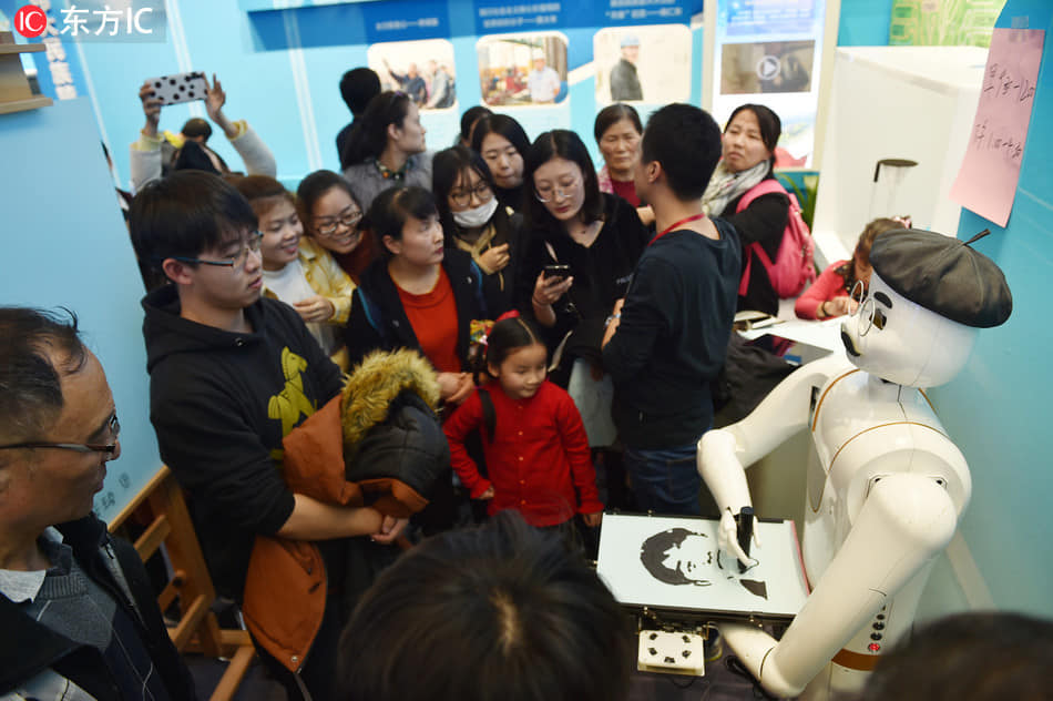 หุ่นยนต์จิตรกรจีน วาดรูปเหมือนให้กับผู้คนในงานรรบรอบ40ปีปฏิรูปและเปิดประเทศจีน ณ…