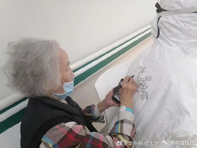 คุณยายวัย93ปี ผู้ป่วยCOVID-19ในเมืองอู่ฮั่น วาดภาพดอกไม้ไว้ด้านหลังชุดป้องกันเชื…