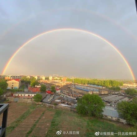 ผู้คนในปักกิ่ง พากันถ่ายรูป “รุ้งกินน้ำ 2ชั้น หลังฝนตก” จนกลายเป็นกระแสบน Weibo …