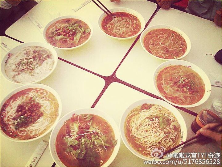 ในช่วงสองสามวันมานี้ ในโซเซียลมีเดียของจีน กระแสของนักศึกษาจีนคนหนึ่งที่ซื้อข้าว…