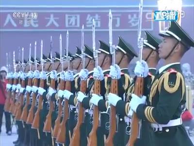 “พิธีสวนสนามและเชิญธงชาติจีนสู่ยอดเสา” ในการเฉลิมฉลองวันชาติจีน 1 ตุลาคม 2559 ณ …