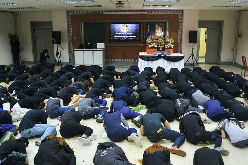 นักศึกษาไทยในมหาวิทยาลัยครุศาสตร์เทียนจิน (天津师范大学） ร่วมกันถวายความอาลัยพระบาทสมเ…