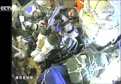 เสินโจว11 พร้อม2นักบินอวกาศของจีน กลับสู่โลกอย่างปลอดภัย ณ ฐานจอดยานอวกาศ เขตปกค…