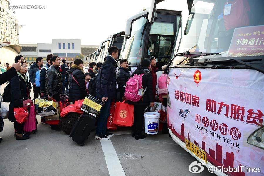 จีนจัดรถบัสให้บริการฟรี ณ สถานีรถไฟเมืองฟู่หยาง มณฑลอันฮุย…สำหรับส่งชาวจีนที่ต…