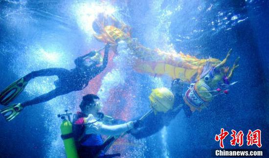 การแสดงเชิดมังกรใต้น้ำ เพื่อเฉลิมฉลองเทศกาลโคมไฟ 元宵节 ที่กำลังจะมาถึงในวันที่ 11 …