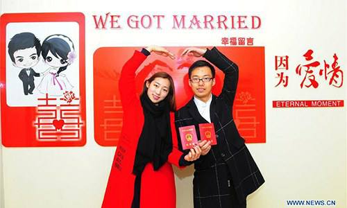 ควันหลงวาเลนไทน์ ! ชาวจีนแห่จดทะเบียนสมรสในวันวาเลนไทน์ 14 ก.พ. ที่ผ่านมา 
 อ้าย…
