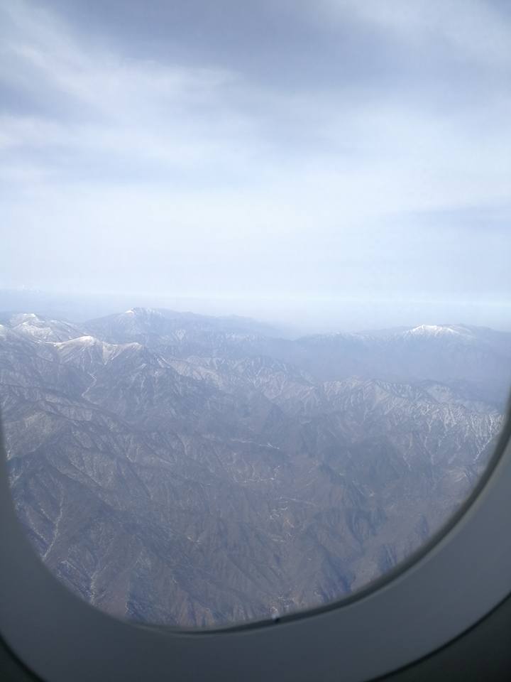 วิวนอกหน้าต่างบนเครื่องบิน ขณะบินเข้าสู่เขตมณฑลส่านซี… ภูเขายังคงมีหิมะปกคลุมอ…