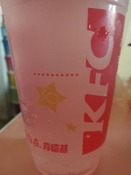 ให้มันเป็นสีชมพู เย้เย ~~~ “Pepsi สีชมพู” ณ เคเอฟซีเมืองจีน 
 ราคา 10 หยวน (ประม…