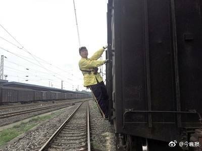 ชาวจีนยกย่อง หนุ่มพนักงานรถไฟ ฮีโร่ตัวจริง ยอมเสียขาหนึ่งข้าง กระโดดช่วยเหลือป้า…