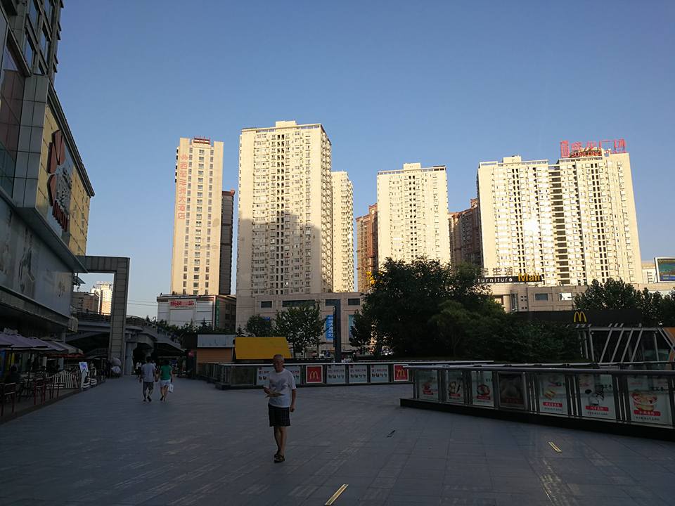 บรรยากาศ 1 ทุ่ม ณ ซีอาน เมืองจีน แดดยังร้อนอยู่่เลย 
 #อ้ายจง #เล่าเรื่องเมืองจี…