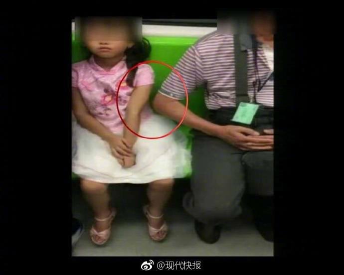 โลกโซเชียลจีนเดือด จวกชายสูงอายุชาวจีน นั่งรถไฟใต้ดิน ทำพฤติกรรมคล้ายลวนลามเด็กห…