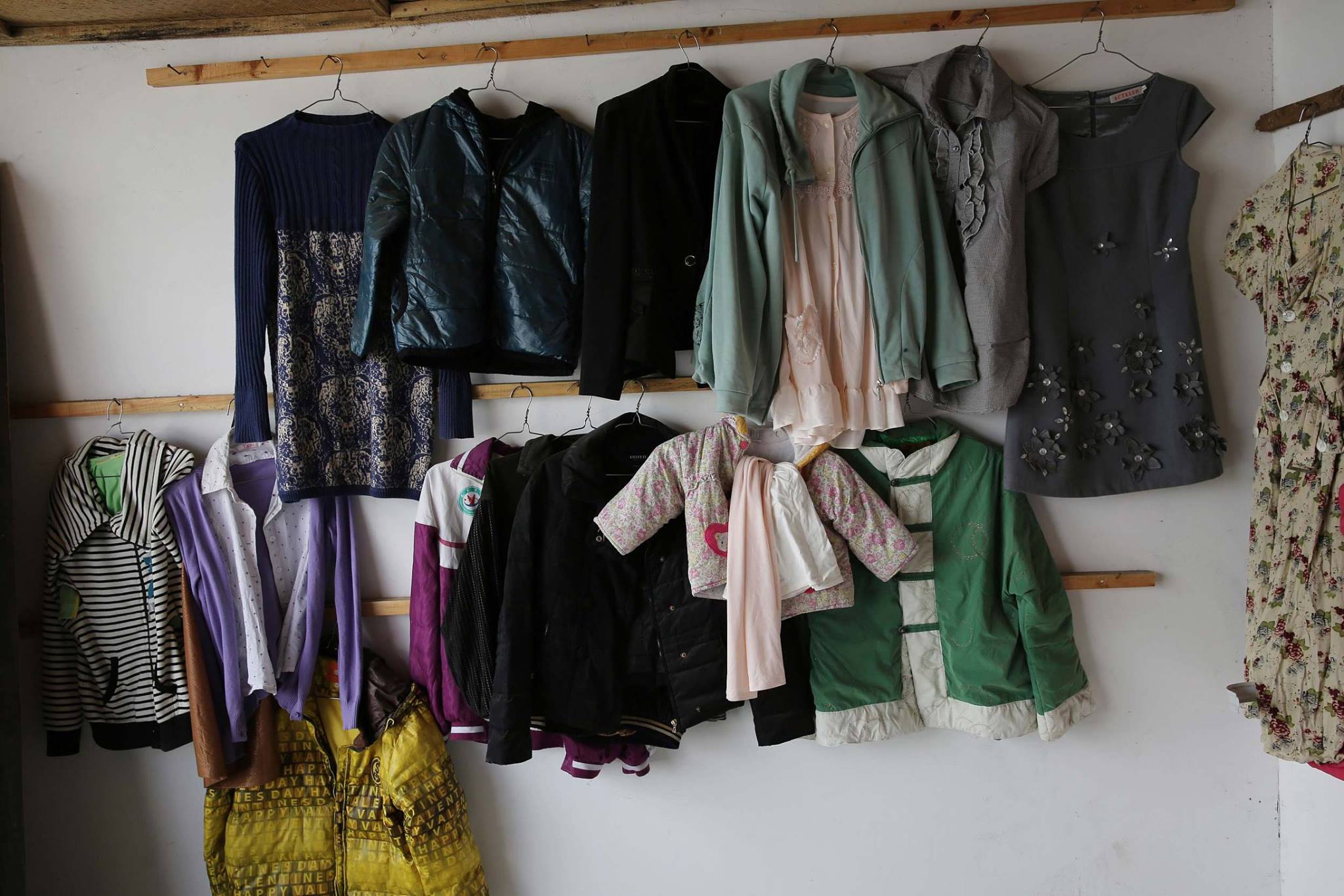 ร้านเสื้อผ้าแห่งหนึ่งในอำเภอหลิวป้า เมืองฮั่นจง มณฑลส่านซี เปิดร้านเสื้อผ้าเพื่อ…