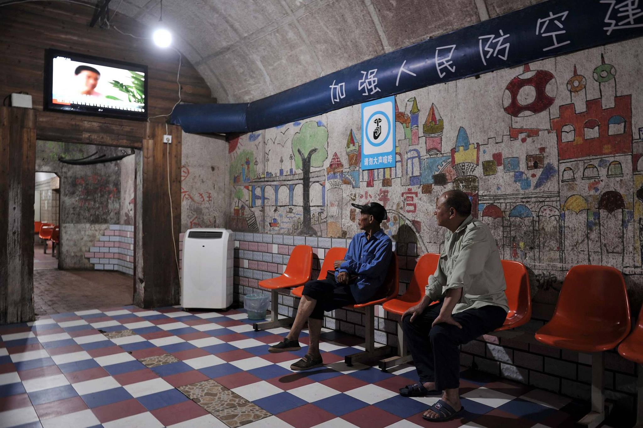 หลายเมืองในจีน เปิดหลุมหลบภัยทางอากาศ ให้ประชาชนได้มาอาศัยหลบร้อนแบบฟรีๆ 

นี่คื…