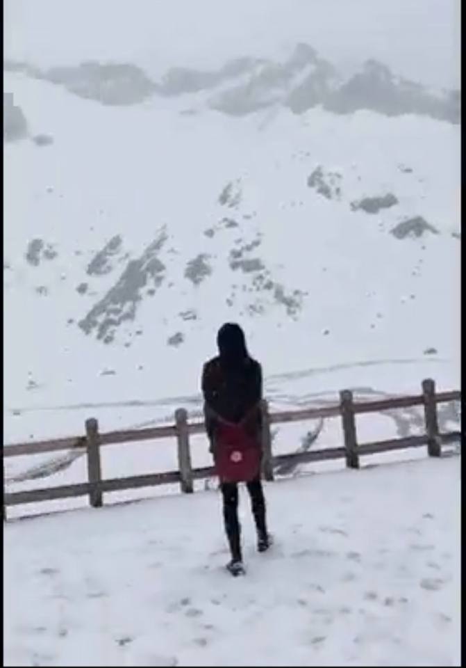 เช้าวันนี้ ชาวจีนแห่แชร์ภาพหิมะตกบนพื้นที่เขาสูงในมณฑลซื่อชวน (เสฉวน) ในขณะที่พื…
