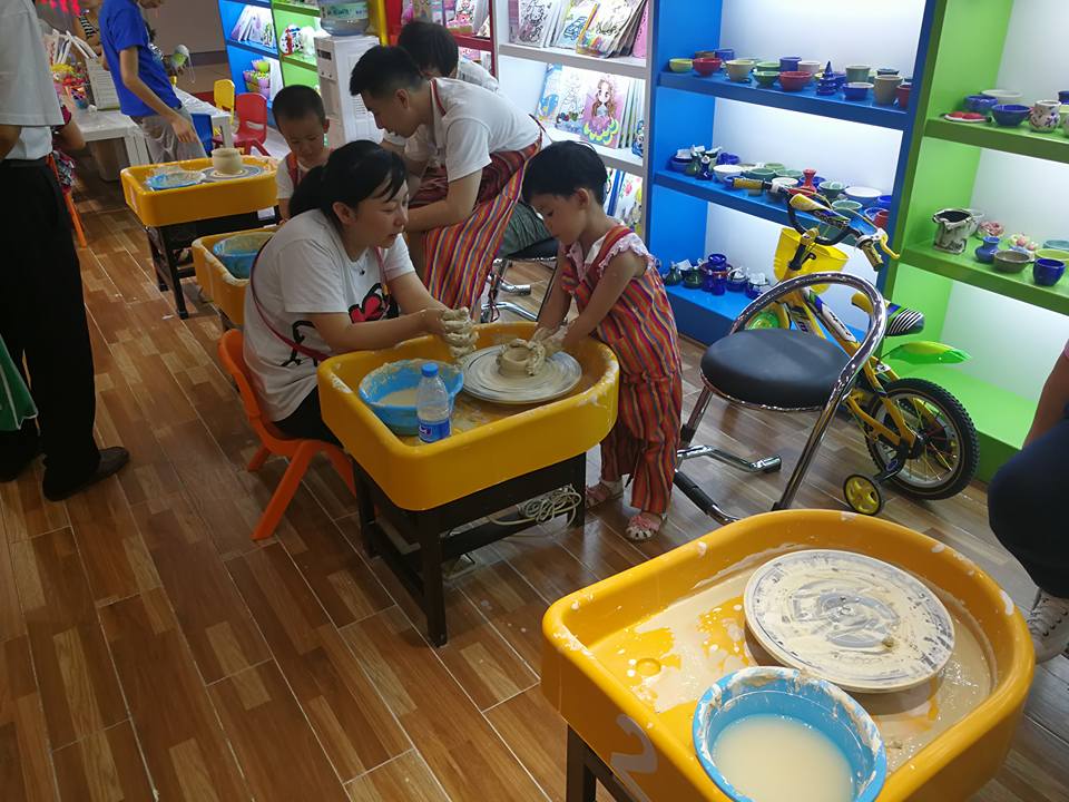 คนจีนให้ความสำคัญกับเด็กมาก อย่างตามห้างสรรพสินค้า หน้าห้างก็มักจะมีเครื่องเล่น …
