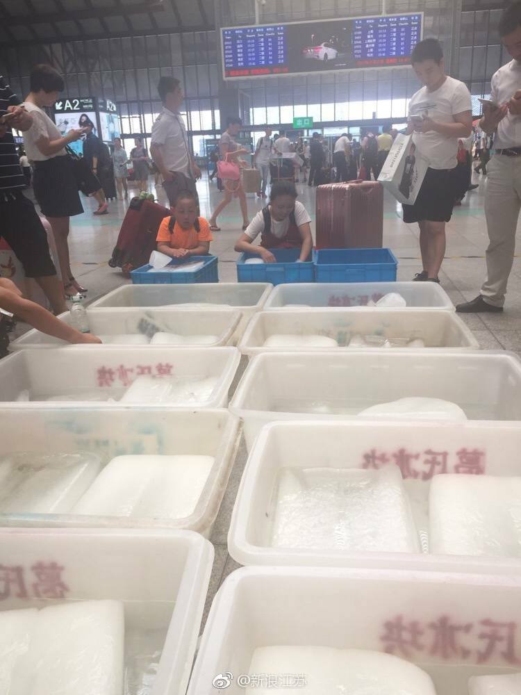 สถานีรถไฟเมืองต่างๆของจีน ได้นำ “น้ำแข็งก้อนใหญ่” จำนวนมาก มาวางไว้ตามจุดต่างๆภา…