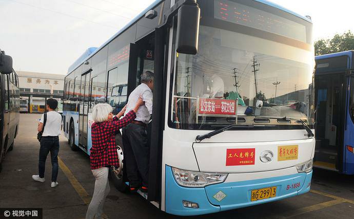 รถเมล์ในเมืองจินหัว มณฑลเจ้อเจียง เริ่มติดตั้งสิ่งอำนวยความสะดวกบนรถเมล์ เช่น ม่…