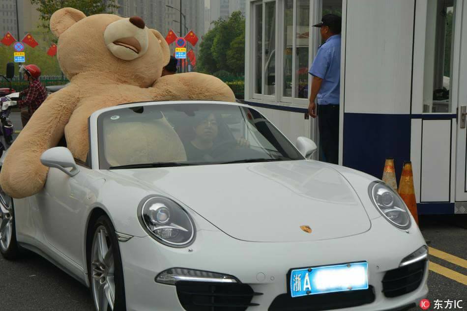 หนุ่มจีนบ้านรวย ขับรถปอร์เช่สุดหรู พาตุ๊กตาหมีตัวยักษ์ สูง 2.5 เมตร มาให้สาวจีนท…
