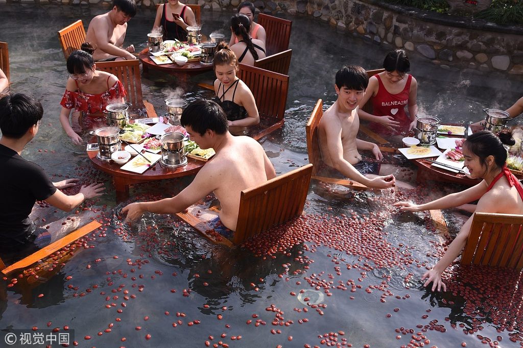 ชาวจีนในเมืองหังโจว มณฑลเจ้อเจียง บรรเทาความหนาวด้วยการกินหม้อไฟในสระน้ำพุร้อน 
…