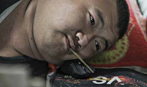 ชายชาวจีนผู้พิการแขนและขาทั้งสองข้างมาแต่กำเนิด ใช้แก้มและปากคาบตะเกียบในการควบค…