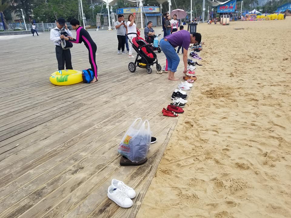ความเป็นระเบียบและทำตามกฎของคนจีน ณ ชายหาด Dameisha เมืองเซินเจิ้น : ถอดรองเท้าเ…