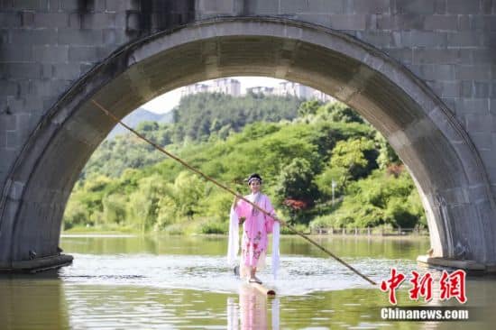 #ไม้ไผ่ลำเดียว #ลอยอยู่ในน้ำ #จีน
นางหยาง หลิ่ว ใส่ชุดโบราณสีสันสวยงามดุจนางฟ้า …