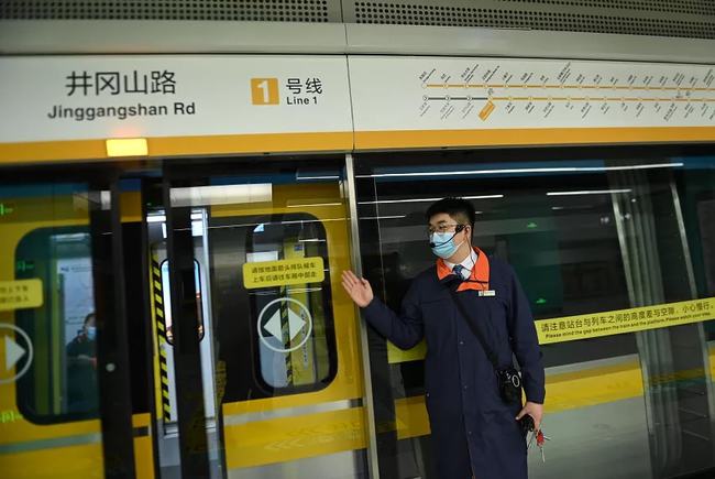 เมืองชิงต่าวเปิดให้บริการรถไฟฟ้าใต้ดินสาย 1 ตลอดสาย ลอดใต้ทะเลยาวที่สุดในจีน 8.1 กิโลเมตร การเปลี่ยนแปลงครั้งใหม่ของเมืองชิงต่าว