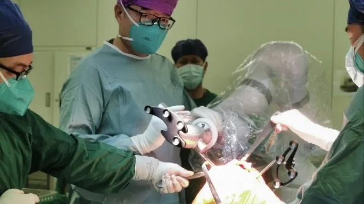 โรงพยาบาลจีนทำการผ่าตัดข้อเข่าโดยใช้หุ่นยนต์ช่วยเป็นครั้งแรก