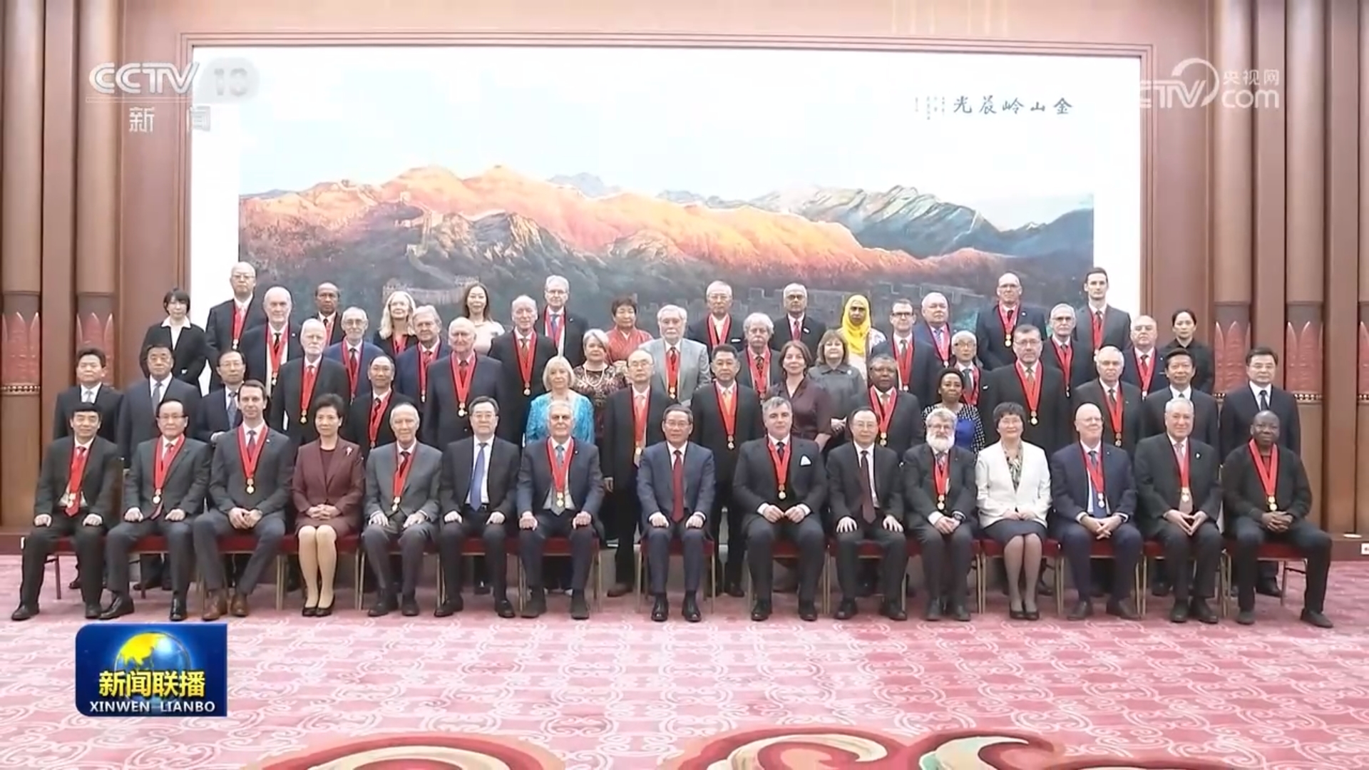 นายหลี่ เฉียง นายกรัฐมนตรีจีนพบปะกับตัวแทนผู้เชี่ยวชาญจากต่างประเทศที่ได้รับรางวัลมิตรภาพรัฐบาลจีน ณ มหาศาลาประชาชน ในบ่ายวันที่ 28 กันยายน 2566