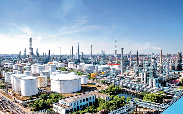 มณฑลฝูเจี้ยนเร่งส่งเสริมการเติบโตของอุตสาหกรรมปิโตรเคมี ตั้งเป้ารายได้สูงกว่า 1 ล้านล้านหยวน – thaibizchina