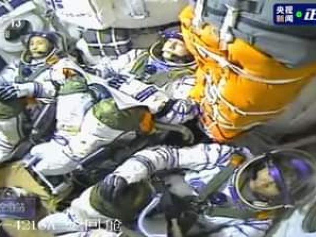 ยานอวกาศเสินโจว-16 พร้อมนักบินอวกาศจีนชุดใหม่ทั้งสามนาย ได้ถูกปล่อยตัวจากศูนย์ปล…