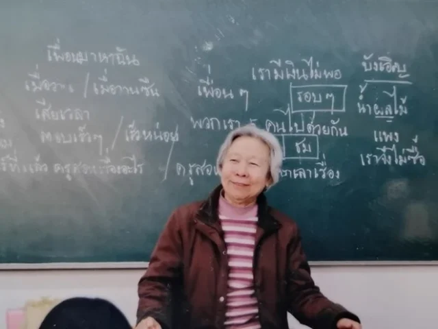รศ.เกื้อพันธุ์ นาคบุปผา อาจารย์สอนภาษาไทยจากคณะเอเชียศึกษา มหาวิทยาลัยภาษาต่างประเทศปักกิ่ง